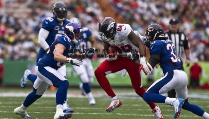 九游娱乐-防守过度？杰伦-格林对库里的贴身防守引发争议，阿耶莎都未曾如此亲密对待丈夫